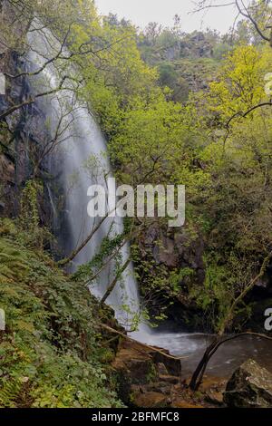 Accès et environnement à la cascade d'Augacida à Lugo, Galice, Espagne. Banque D'Images