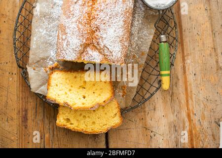 Gâteau au citron avec sucre glace Banque D'Images