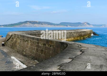 Lyme Regis, Dorset, Royaume-Uni. 19 avril 2020. Météo britannique. Le mur du port de Cobb à Lyme Regis à Dorset, un après-midi ensoleillé, pendant le verrouillage de la pandémie de coronavirus. Crédit photo : Graham Hunt/Alay Live News Banque D'Images