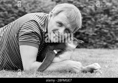 L'acteur Anthony Hopkins a rencontré un pingouin au zoo de Londres pour promouvoir un nouveau spectacle de télévision sur la faune en 1989. Banque D'Images