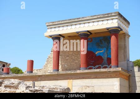 L'entrée nord du palais de Knossos avec une fresque de taureau sur une île de Crète, Grèce Banque D'Images