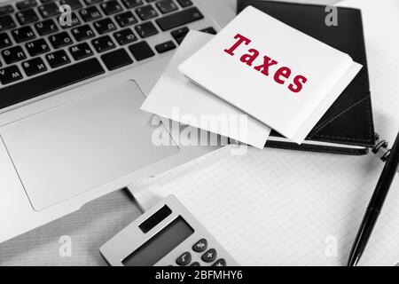 Concept de taxes. Fournitures de bureau sur la table Banque D'Images