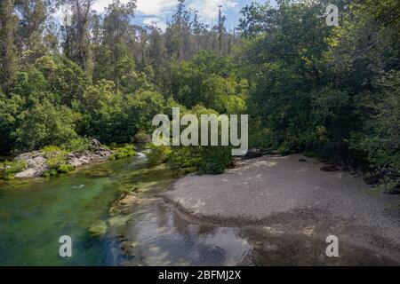 Cours de la rivière Oitaven en Galice, Espagne. Banque D'Images