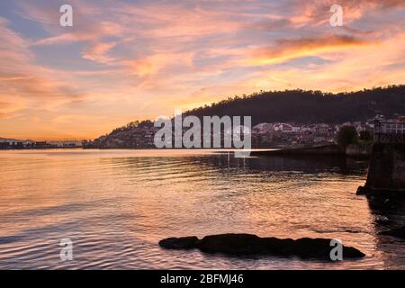 Coucher de soleil dans le village de pêcheurs de Combarro en Galice, Espagne. Banque D'Images