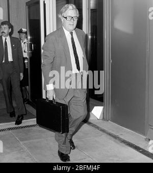 geoffrey Howe, secrétaire aux Affaires étrangères, quitte l'aéroport d'Heathrow de Londres en juillet 1986. Banque D'Images