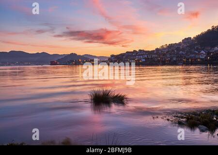 Coucher de soleil dans le village de pêcheurs de Combarro en Galice, Espagne. Banque D'Images