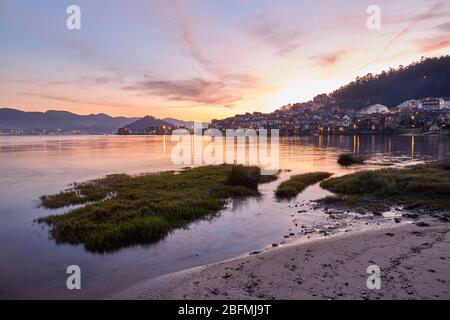 Coucher de soleil dans le village de pêcheurs de Combarro en Galice, Espagne. Banque D'Images