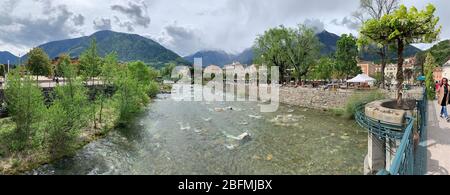 Italie, Merano, 03 mai 2019: Image panoramique de Merano, source thermale, paysage multicolore, pont sur la rivière, temps clair Banque D'Images