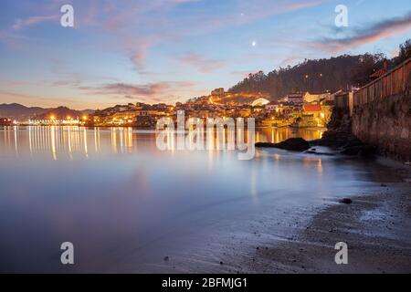 Coucher de soleil dans le village de pêcheurs de Combarro en Galice, Espagne. Banque D'Images