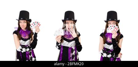 La jolie fille en costume de jester avec des cartes isolées sur blanc Banque D'Images