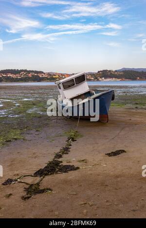 Petit bateau de pêche abandonné sur une plage de Combarro en Galice, en Espagne. Banque D'Images