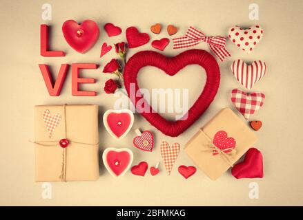Wrapped present des boîtes et d'autres cœurs différents sur la table, vue du dessus Banque D'Images