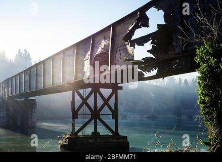 Ancien pont ferroviaire sur la rivière Drava. Banque D'Images