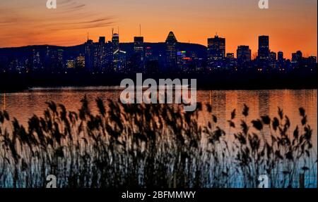 Montréal, Québec, Canada, 7 avril 2020.les gratte-ciel de Montréal au crépuscule.Credit:Mario Beauregard/Alay News Banque D'Images