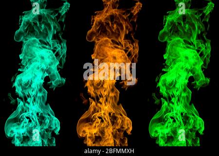Feu de couleur sur fond noir. Motifs flamboyants et fumée abstraite. Concept, idée, projet. Banque D'Images