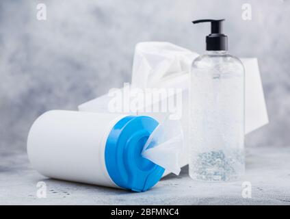 Contenant en plastique avec lingettes alcoolisées contenant en plastique désinfectant pour les mains et boîte de tissus sur fond blanc. Meilleure protection contre tous les virus. Banque D'Images