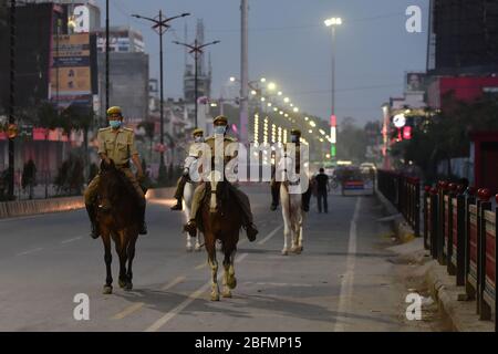 Prayagraj, Uttar Pradesh, Inde. 19 avril 2020. La police patrouille sur les chevaux pendant un verrouillage national imposé comme mesure préventive contre la propagation du coronavirus COVID-19. Crédit: Prabhat Kumar Verma/ZUMA Wire/Alay Live News Banque D'Images