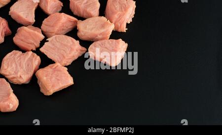 Morceaux de viande crue. Ingrédients pour la cuisson. Agneau, porc, bœuf, agneau. Agriculture, production écologique Banque D'Images