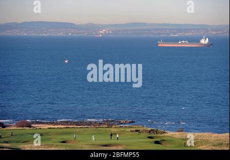 Les golfeurs de Gullane no 1 parcours avec vue sur Fife depuis Gullane Hill. Banque D'Images