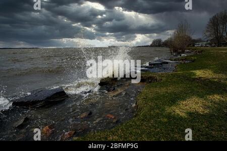 Montréal, Québec, Canada, 17 avril 2020.vagues qui s'écrasent sur le rivage.Credit:Mario Beauregard/Alay News Banque D'Images