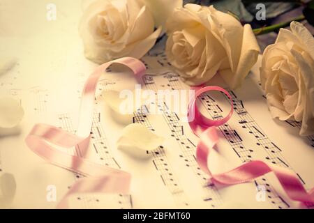 Belles roses sur fond notes de musique Banque D'Images