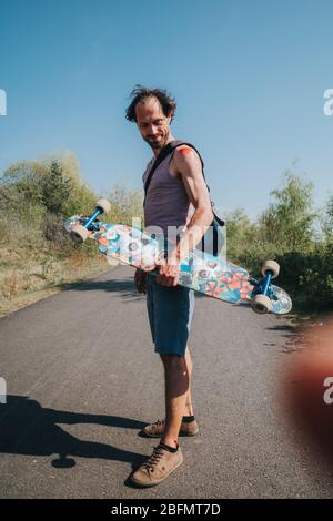 homme avec abrasion sur l'épaule et le bras après un accident de skateboard Banque D'Images