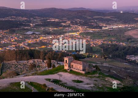 Vue aérienne au coucher du soleil sur la Guardia, en Galice, en Espagne. Banque D'Images