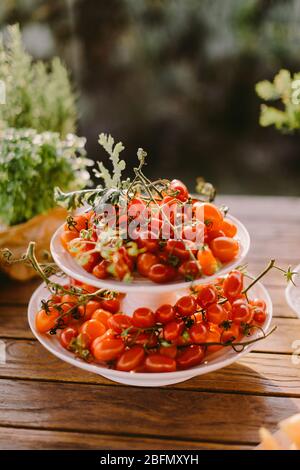 tomates cerises biologiques sur table en bois. Banque D'Images