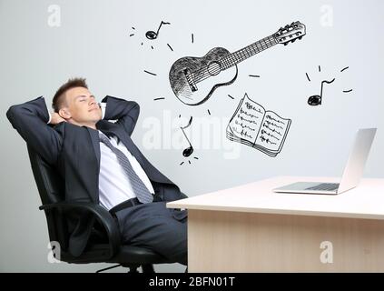 Portrait de jeune homme d'affaires au bureau avec icônes vectorielles Banque D'Images