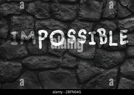 Mot impossible transformé en possible sur la paroi grise Banque D'Images