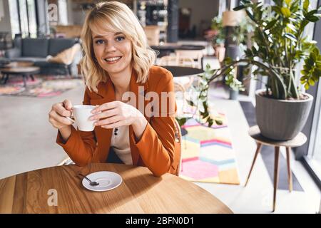 Femme d'affaires à la recherche de l'appareil photo Banque D'Images