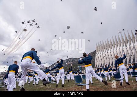 Colorado Springs, États-Unis. 18 avril 2020. Les cadets de l'aviation des États-Unis jettent leurs casquettes dans l'air Air Force alors que les Thunderbirds se routent pour célébrer la graduation de la classe 2020 à l'Air Force Academy le 18 avril 2020 à Colorado Springs, Colorado. Les cadets devaient rester 8 pieds en raison de la pandémie de coronavirus du COVID-19. Crédit : Ana Siqueiros/US Air Force/Alay Live News Banque D'Images