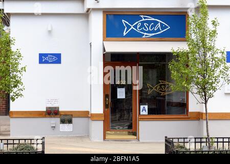 [Front de vente historique] Esca, 402 West 43rd St, New York, NY. Façade extérieure d'un restaurant de fruits de mer gastronomique dans la Hell's Kitchen de Manhattan. Banque D'Images