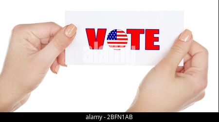 Mains tenant la carte de vote isolée sur blanc Banque D'Images