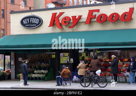 Les gens ont mis en file d'attente pour entrer dans un supermarché Key Food dans le village oriental pendant l'urgence Coronavirus COVID-19. 17 avril 2020, New York, NY. Banque D'Images
