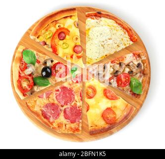 Différentes tranches de pizza à bord isolées sur blanc Banque D'Images