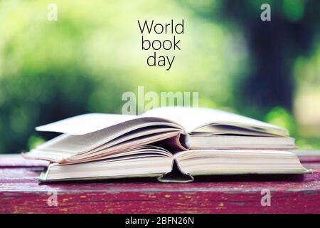 Ouvrir des livres sur banc dans le parc. Affiche de la Journée mondiale du livre Banque D'Images