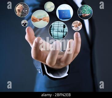 Homme avec aperçu des photos d'affaires numériques sur écran virtuel, concept de technologie moderne Banque D'Images