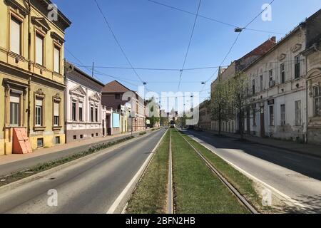 Szeged, Hongrie, 11 avril : vue d'une rue déserte pendant une quarantaine de coronavirus dans la ville de Szeged le jour du printemps ensoleillé, 11 avril 2020. Banque D'Images