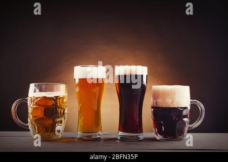 Différentes sortes de bière pression dans des verres sur table en bois. Stylisation rétro Banque D'Images