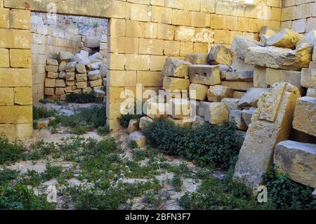 Les vieilles pierres et fragments architecturaux sont entassés dans la citadelle historique de Victoria, la capitale de l'île de Gozo à Malte. Banque D'Images