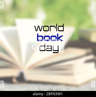 Pile de livres dans le parc sur fond flou. Affiche de la Journée mondiale du livre Banque D'Images