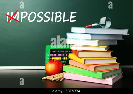 Mot impossible transformé en possible sur le tableau noir et les manuels scolaires Banque D'Images