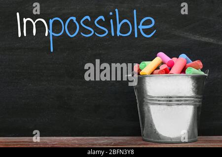 Mot impossible transformé en possible sur le tableau noir Banque D'Images
