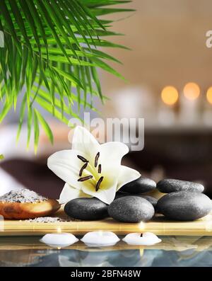 Composition avec pierres et fleurs sur fond flou Banque D'Images