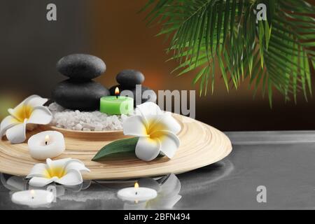 Composition avec pierres de spa et plumeria sur fond flou Banque D'Images