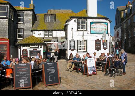 Les gens qui apprécient un verre Sloop Inn St Ives Cornwall Angleterre Banque D'Images