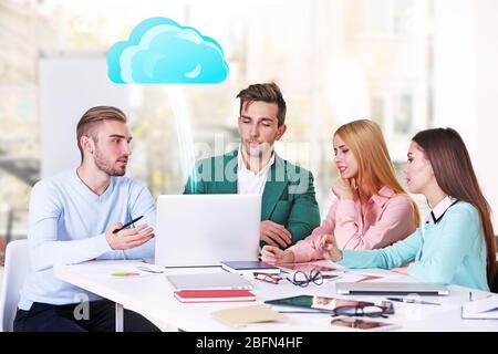 Équipe commerciale au bureau. Cloud computing et concept technologique Banque D'Images