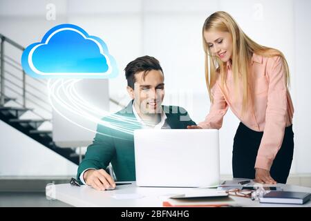 Équipe commerciale au bureau. Cloud computing et concept technologique Banque D'Images