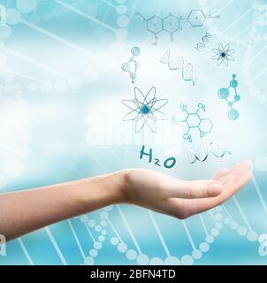 Main scientifique avec des formules chimiques. Concept de technologie future Banque D'Images